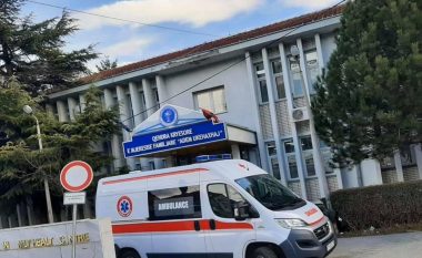 Drejtori i QKMF-së në Deçan flet për gjendjen e pacientëve që dyshohet se u helmuan nga uji: Vetëm mbrëmë 164 pacientë kërkuan ndihmë