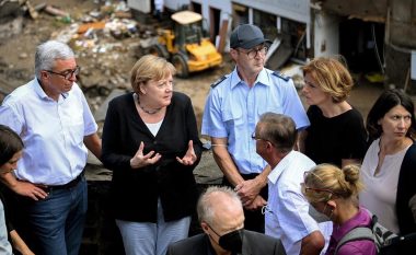 Merkel zotohet të rindërtojë zonat e shkatërruara nga përmbytjet ndërsa numri i të vdekurve rritet në mbi 180