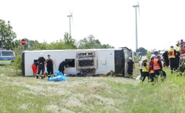 Rrokulliset autobusi me targa të Serbisë në Gjermani, të paktën 19 të lënduar