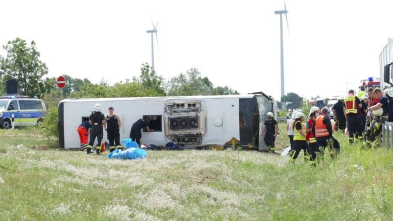 Rrokulliset autobusi me targa të Serbisë në Gjermani, të paktën 19 të lënduar