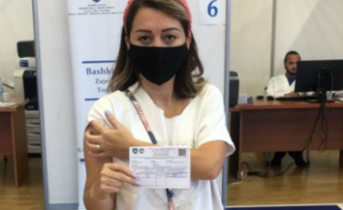 Adelina Thaçi-Meta merr vaksinën kundër coronavirusit