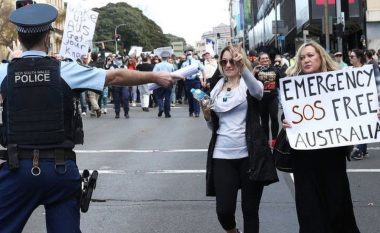 Qindra demonstrues janë gjobitur në Australi, pas protestave kundër masave kufizuese