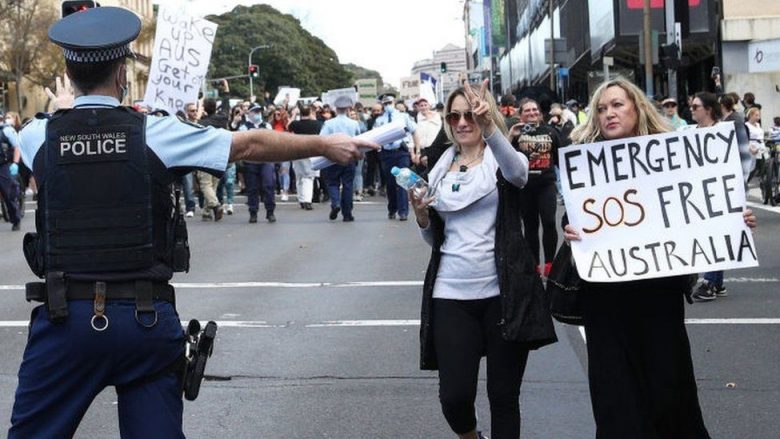 Qindra demonstrues janë gjobitur në Australi, pas protestave kundër masave kufizuese