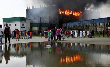 Policia në Bangladesh arreston pronarin e fabrikës, ku humbën jetën 52 persona si pasojë e zjarrit