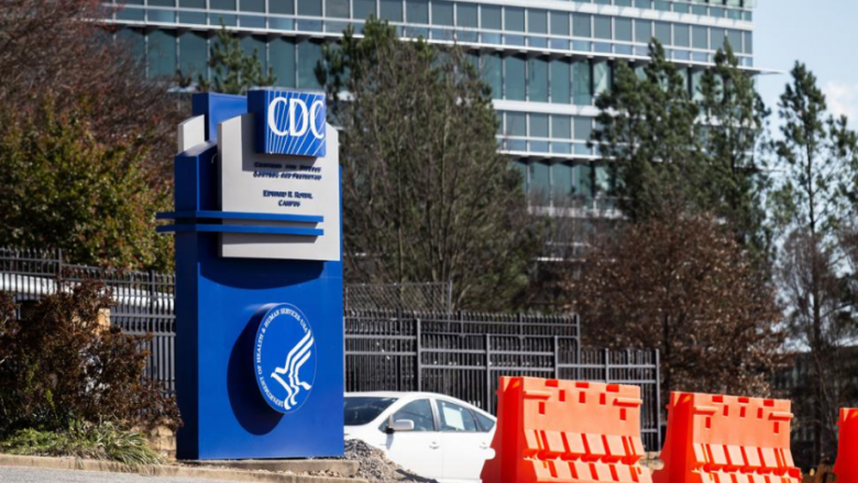CDC rekomandon që edhe personat e vaksinuar t’i bartin maskat në ambientet e brendshme, në disa pjesë të SHBA-së