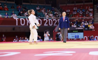 Distria Krasniqi fiton dy ndeshjet e para dhe kualifikohet në gjysmëfinale të ‘Tokio 2020’, tani ndodhet një fitore larg medaljes olimpike