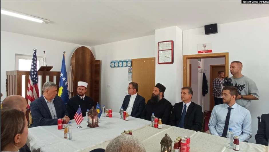Dreka në xhami që bashkoi të gjitha fetë, Kosnett: Është mesazh i qartë për tolerancën fetare në Kosovë