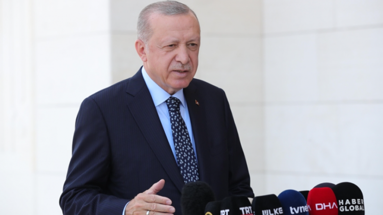 Erdogan: Vazhdojnë përpjekjet për shuarjen e 14 zjarreve pyjore