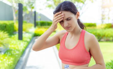 Dhimbja e kokës nga dielli: Simptomat dhe disa mënyra parandalimi