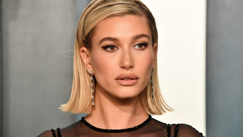 Hailey Bieber tregon ngjyrën e saj të re më të errët të flokëve