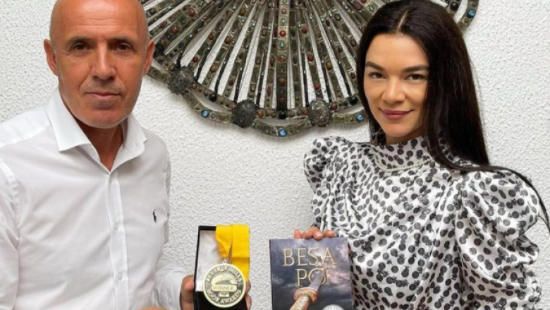 Hana Noka mban premtimin – rikthehet pas dy vitesh në Kosovë dhe çmimin për librin “Besa Po” ia dhuroi Biblotekës Kombëtare në Prishtinë