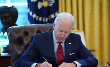 Presidenti Biden nënshkruan urdhrin për të promovuar konkurrencën në ekonominë amerikane