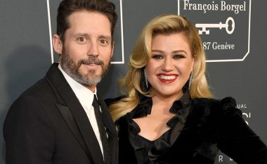 Mes procedurave të divorcit nga Brandon Blackstock, Kelly Clarkson kërkon që të shpallet beqare