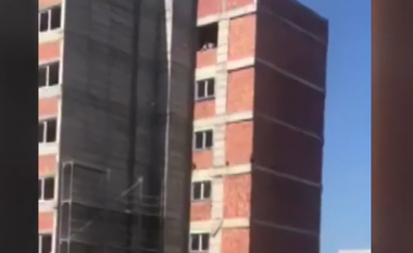 Punëtorët hedhin materiale ndërtimore nga kati i 12-të afër një çerdheje në Prishtinë