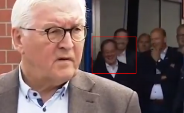 Kandidati për kancelar Armin Laschet kapet në kamera duke qeshur, derisa presidenti gjerman kujton viktimat nga përmbytjet