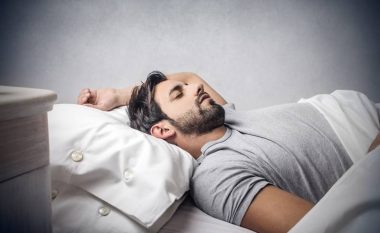 Shenja që tregon se jastëku po ndikon për keq në gjumin tuaj