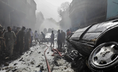 Të paktën 28 persona vdesin si pasojë e një aksidenti rrugor në Pakistan