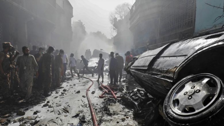 Të paktën 28 persona vdesin si pasojë e një aksidenti rrugor në Pakistan