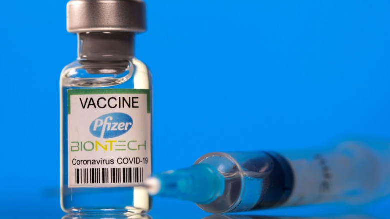 Pfizer thotë se doza përforcuese e vaksinës kundër COVID-19 mund të ofrojë mbrojtje kundër Omicronit