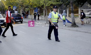 Lë skuterin dhe i ikë Policisë në Prishtinë