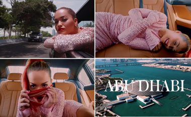 Rita Ora me video atraktive nga Abu Dhabi – bëhet pjesë e fushatës verore të “Vogue Arabia”