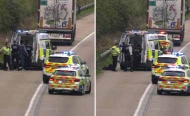 Dymbëdhjetë ‘migrantë’ u gjetën ‘duke luftuar për të marrë frymë’, në pjesën e pasme të kamionit në një autostradë në Angli