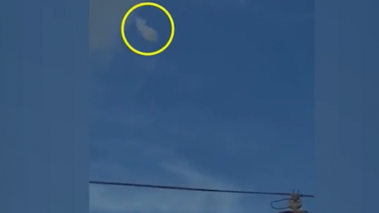 Gruaja në SHBA është e bindur se kapi UFO në kamerë, por të tjerët mendojnë se është një qese plastike