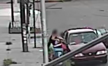 Gruas në SHBA tentojnë t’ia rrëmbejnë djalin, ajo nxiton dhe e nxjerrë përmes dritares nga makina
