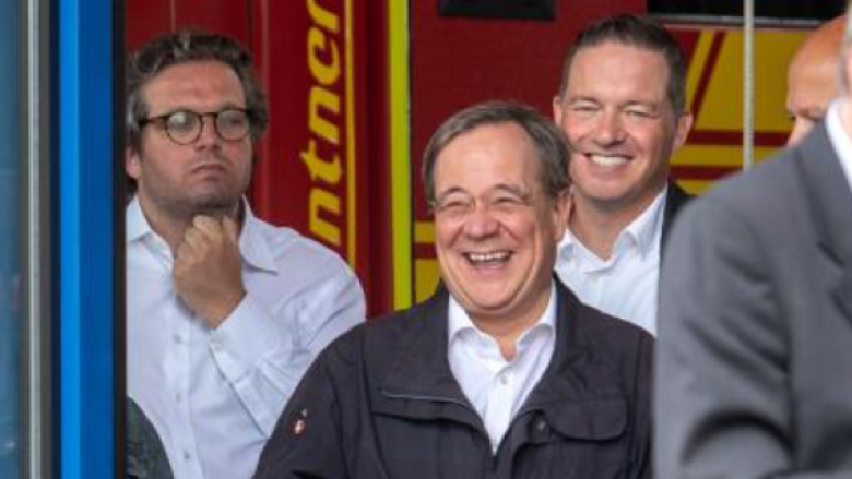 Vjen kërkimfalja nga kandidati për kancelar Armin Laschet, pasi u kap nga kamerat duke qeshur – gjatë një konference rreth përmbytjeve në Gjermani