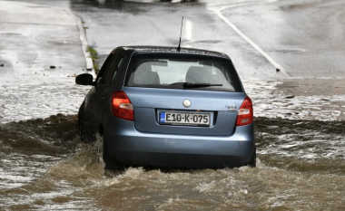 Një stuhi e ndjekur nga një shi i madh ka goditur edhe Sarajevën, pamje që tregojnë gjendjen atje