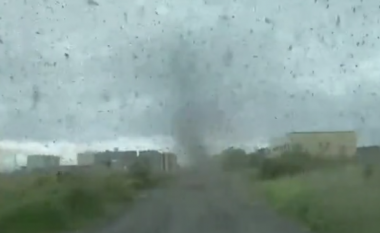 Momenti kur “tornadot e mushkonjave fshehin diellin” në një rajon në Rusi