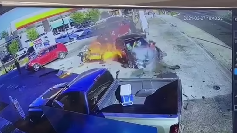 Një pompë gazi shpërthen si një ‘top zjarri’ në Kaliforni, pasi ‘shoferja e dehur’ humbet kontrollin dhe përplaset me të