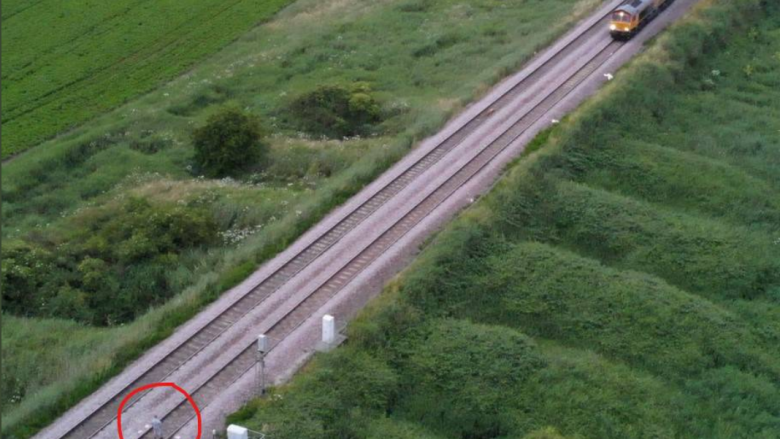 Adoleshentja britanike rrezikoi jetën, duke “luajtur” me një tren që po vinte drejt saj