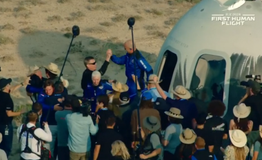 Jeff Bezos dhe ekuipazhi i Blue Origin kthehen në tokë, pas “udhëtimit historik për në hapësirë”