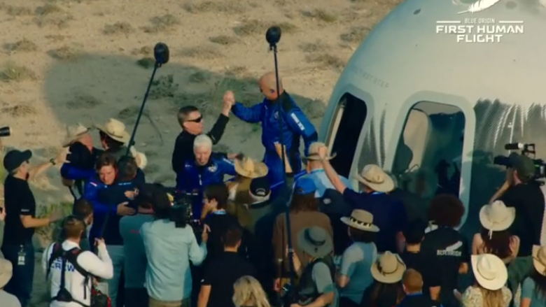 Jeff Bezos dhe ekuipazhi i Blue Origin kthehen në tokë, pas “udhëtimit historik për në hapësirë”