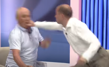 Fillimisht rrahën live në emision, pastaj ia shtrin dorën njëri-tjetrit politikanët e Moldavisë