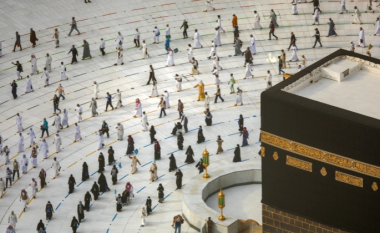 Pelegrinët arrijnë në Mekë për Haxh – “Çdo tre orë, 6,000 njerëz hyjnë për të bërë tavafin”