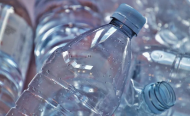 Plastikat e reja biodegraduese zbërthehen në diell dhe ajër