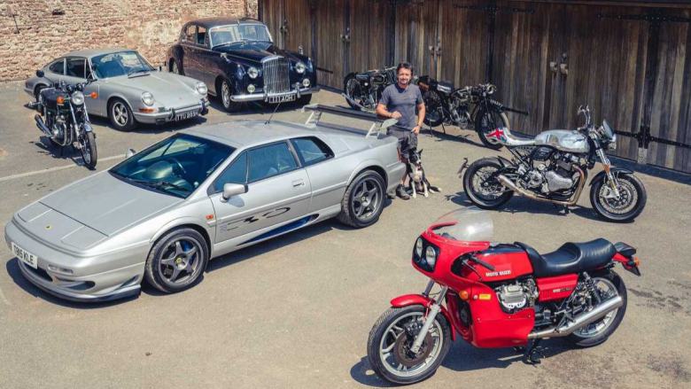 Richard Hammond shet një pjesë të koleksionit të veturave dhe motoçikletave