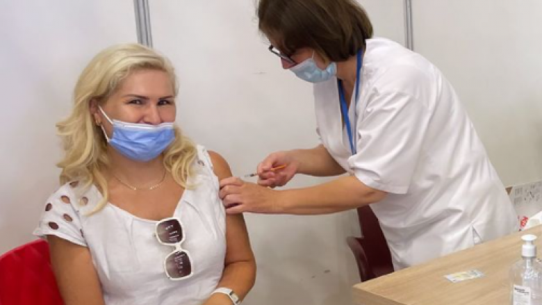 Shyhrete Behluli merr vaksinën kundër coronavirusit