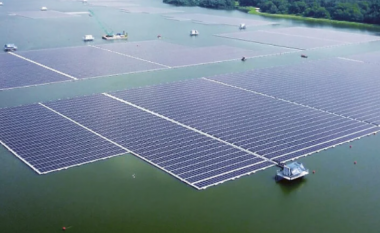 Një fermë lundruese me 122 mijë panele diellore u hap në Singapor