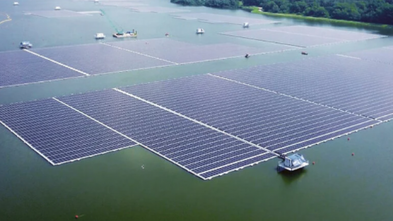 Një fermë lundruese me 122 mijë panele diellore u hap në Singapor