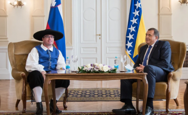Ambasadori slloven befason të gjithë gjatë një takimi zyrtar në Bosnje