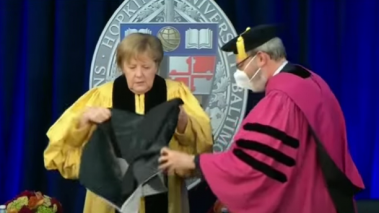 Merkel përjeton siklet gjatë vizitës në SHBA: Mori një doktoraturë nderi, por nuk dinte të vishte uniformën