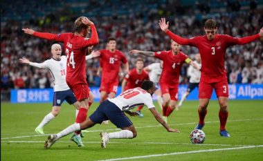'Vendim i turpshëm': Penalltia e diskutueshme e Sterling ndaj Danimarkës ka bërë që bota e futbollit të flasë