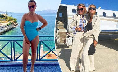 Tabloidi britanik “Daily Star” shkruan për nënën e Rita Orës dhe paraqitjet e saj atraktive në bikini gjatë pushimeve në Shqipëri