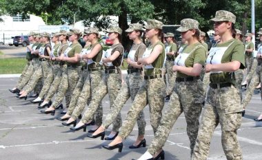 Planet e Ukrainës që ushtaret të marshojnë me taka në një paradë, nxisin reagime të ashpra