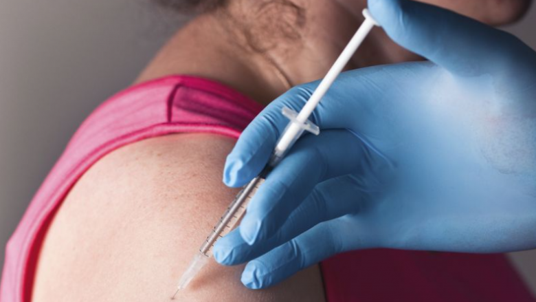 Autoritetet shëndetësore në SHBA po e shqyrtojnë mundësinë për dozën e katërt të vaksinës kundër COVID-19
