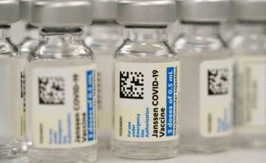 Autoritetet amerikane paralajmërojnë për një lidhje të vaksinës J&J kundër COVID-19 me një reagim neurologjik të rrallë, por potencialisht të rrezikshëm