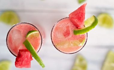 Pije e shkëlqyeshme për ditët tropikale: Koktej freskues nga shalqiri!